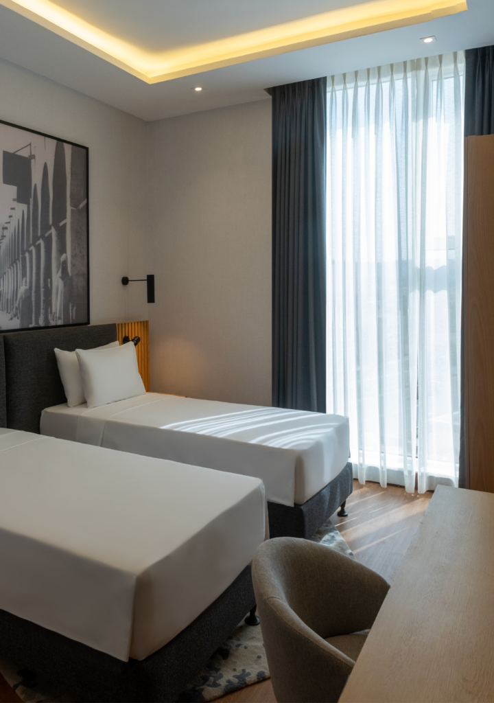 Radisson Hotel Madinah – Superior Twin Room | فندق راديسون المدينة – غرفة سوبيريور بسريرين