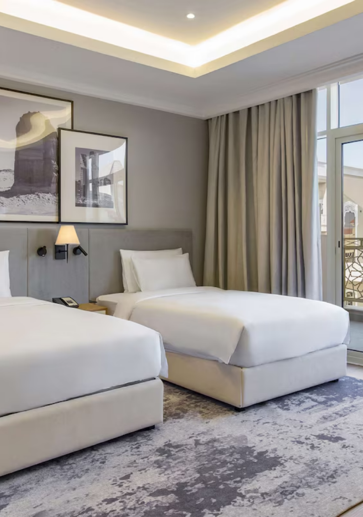 Radisson Hotel Riyadh Airport – Guest room with twin bed | فندق راديسون الرياض المطار – غرفة ضيوف بسريرين